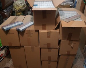 kilka kartonowych pudeł wypełnionych nielegalnymi papierosam,i, ułożone na sobie i obok siebie, dwa górne pudła są otwarte, widoczne są paczki papierosów (2)