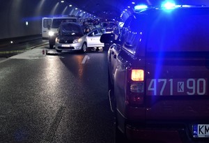 radiowóz strażacki oraz samochody osobowe biorące udział w zdarzeniu