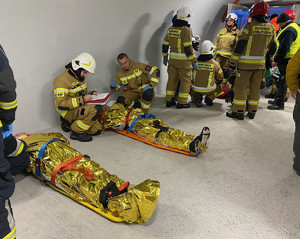ćwiczenia ratunkowe w tunelu strażacy podczas udzielania pomocy poszkodowanym