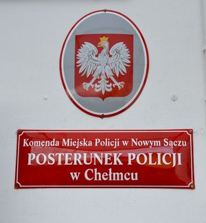 tablice z godłem i napisem Posterunek Policji w Chełmcu
