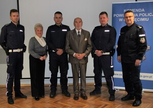 Zdjęcia ze spotkania w oświęcimskiej komendzie Policji  sala szkoleniowa policjanci i seniorzy na wspólnym zdjęciu