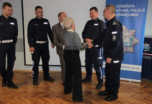 Zdjęcia ze spotkania z seniorami w oświęcimskiej komendzie Policji sala szkoleniowa  seniorzy dziękują policjantom