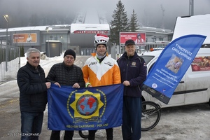 policjant Sebastian Nowicki  ruszający w trasę na rowerze