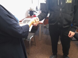 Nastolatek dziękuje pani Iwonie za podarowanie telewizora