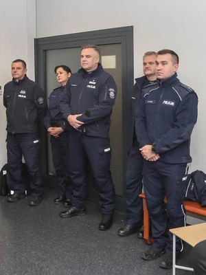 Komendant Wojewódzki Policji w Krakowie obserwuje przebieg dnia otwartego
