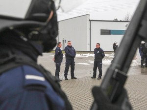 Komendant Wojewódzki Policji w Krakowie wraz z Dowódcą Oddziału Prewencji obserwują ćwiczących policjantów