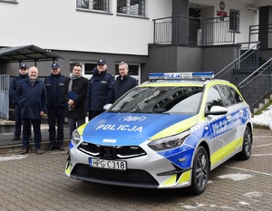 wspólne zdjęcie przy nowym radiowozie