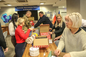 Wspólne pakowanie prezentów z Komendantem Wojewódzkim