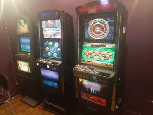 trzy zabezpieczone automaty do gier
