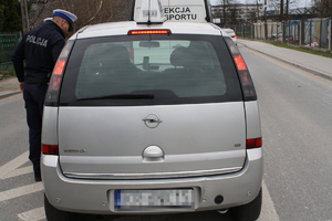policjanci kontrolujący kierującego świadczącego odpłatne usługi przewozowe, przed kontrolowanym pojazdem stoi samochód ITD