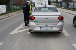 policjanci kontrolujący kierującego świadczącego odpłatne usługi przewozowe, przed kontrolowanym pojazdem stoi samochód ITD