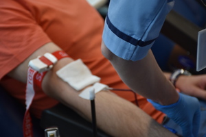 ręka podczas pobrania krwi