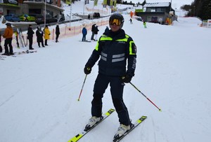 funkcjonariusz na nartach w kombinezonie narciarskim