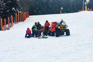 patrol narciarski bierze udział w pokazie ratowniczym na stoku