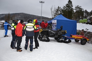policjanci patrolu narciarskiego rozmawiają z ratownikami GOPR