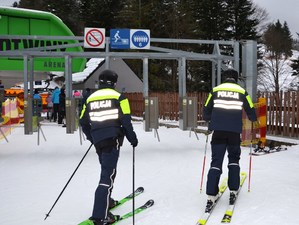 policyjni narciarze w rejonie bramek