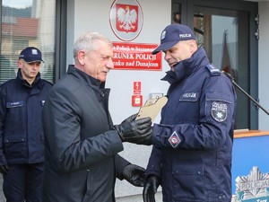 Komendant Powiatowy Policji w Nowym Targu wręcza wójtowi pamiątkową statuetkę