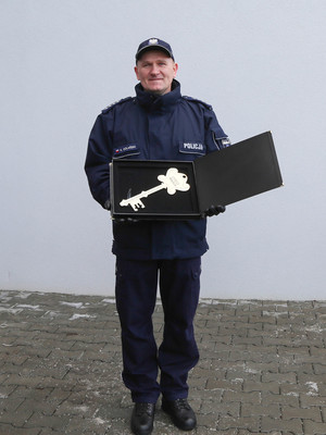 kierownik posterunku w Krościenku nad Dunajcem trzymający w reku pamiątkowy &quot;klucz&quot;