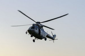 policyjny helikopter wznoszący się w trakcie poszukiwań zaginionego