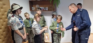 harcerze przekazują świetłko pokoju