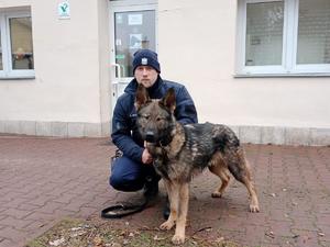 policjant z psem Snajperem  przed przychodnią weterynaryjną