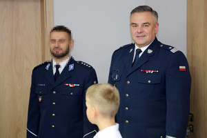 Komendant wojewódzki z dowódcą kontrterrorystów wśród dzieci