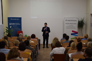 Pan dr Łukasz Cieślik – Dyrektor Małopolskiego Centrum Doskonalenia Nauczycieli wraz z uczestnikami konferencji