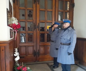 Przedświąteczna wizyta na grobah bohaterów Boże Narodzenie 2023   (1) policjanci oddają hołd  przed tablicą pamięci o Zbrodni Katyńskiej