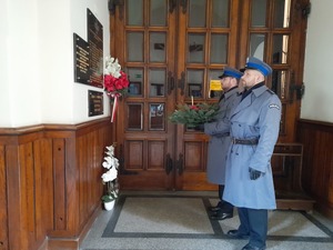 policjanci ze stroikiem w Kościele przed tablicą pamięci o Zbrodni Katyńskiej