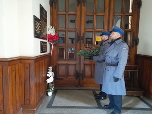 policjanci ze stroikiem w Kościele przed tablicą pamięci o Zbrodni Katyńskiej