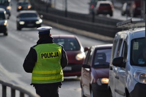 Policjant ruchu drogowego nadzorujący ruch na drodze.