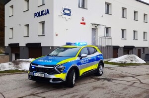 nowy radiowóz przed budynkiem komisariatu w Muszynie