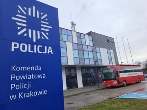 tablica z loko Policji i napisem komenda Powiatowa policji w Krakowie