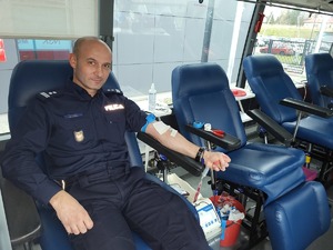 umundurowany policjant oddający krew w krwiobusie