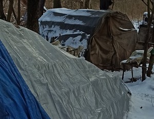 dwa namioty zamieszkiwane przez bezdomnych, okres zimowy