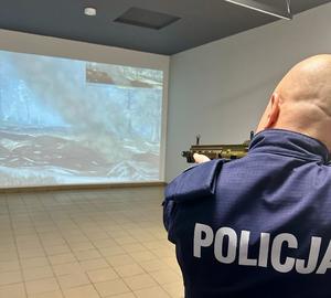 Komendant Powiatowy Policji w Wieliczce podczas strzelania