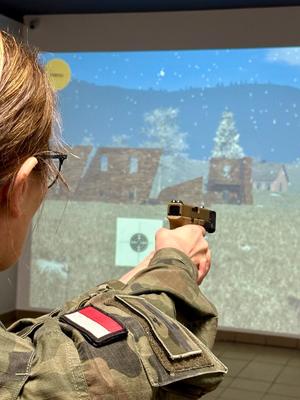 Żołnierz podczas strzelania na wirtualnej strzelnicy