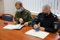 insp. Robert Strzelecki oraz  Łukasz Najder podpisują porozumienie