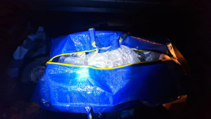 duża niebieska torba w której znajdują się worki foliowe z suszem