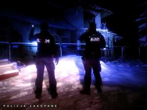 policjanci sprawdzają pustostany