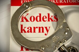 fragment kajdanek położonych na kodeksie karnym