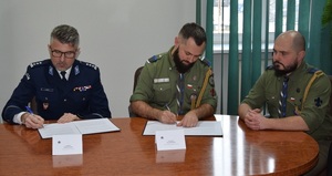 Komendant Miejski Policji w Krakowie  wraz z przedstawicielami Związku Harcerstwa Polskiego podpisują porozumienie