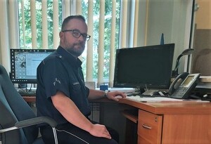 KPP Oświęcim Oficer Dyżurny KP Brzeszcze Dariusz Lelito na stanowisku służbowym
