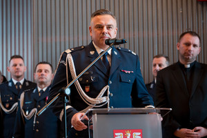 Komendant Wojewódzki przemawiający do ślubujących policjantów