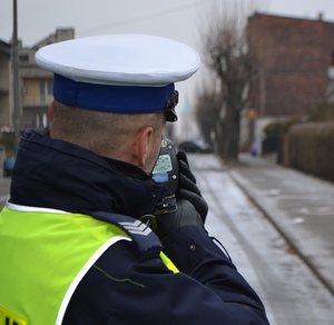 policjant mierzy prędkość