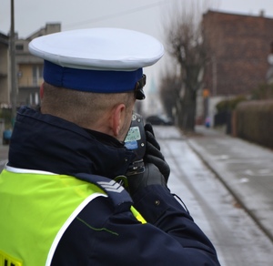 policjant mierzy prędkość