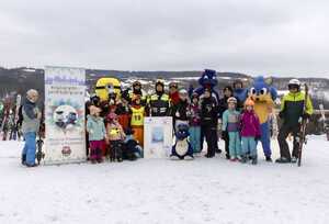 zdjęcie pamiątkowe organizatorów akcji wraz z uczestnikami na stoku w Harbutowicach (2)