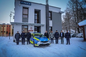 zdjęcie grupowe przedstawicieli władz samorządowych z kierownictwem brzeskiej policji i policjantami przy nowym radiowozie