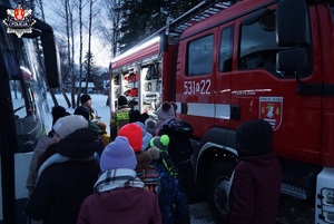 strażacy pokazują dzieci i młodzezy urządzenia i sprzęt specjalistyczny swojego beczkowozu