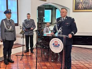 Komendant Wojewódzki Policji w Krakowie przemawiający przy mównicy